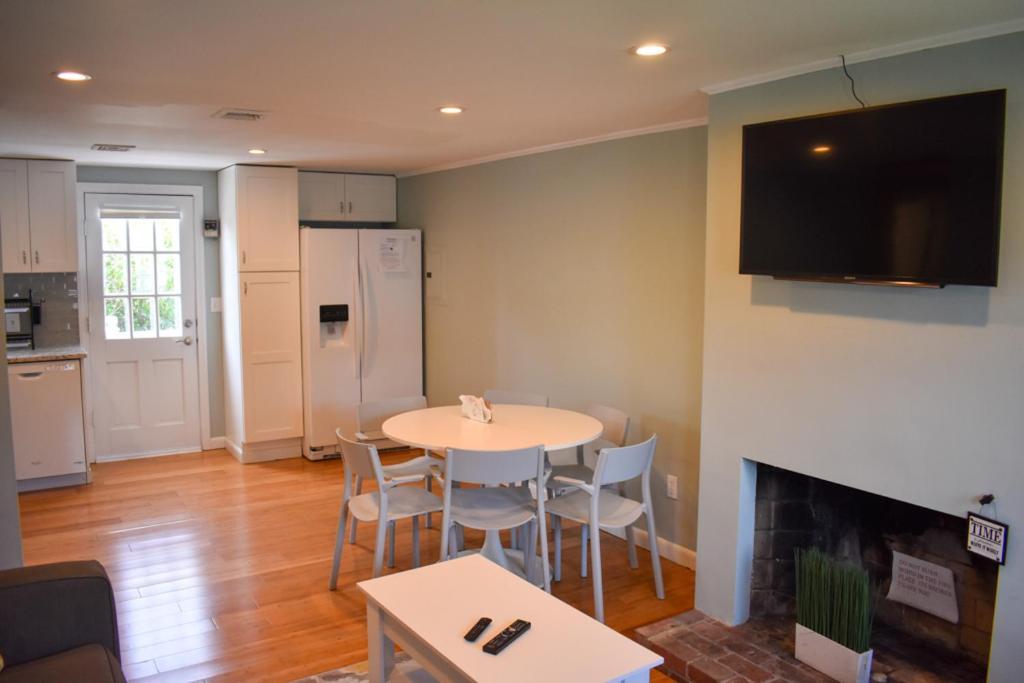 Seaside Serenity, Just A Block /0.1 Mile Away From The Beach Yarmouth Port 外观 照片
