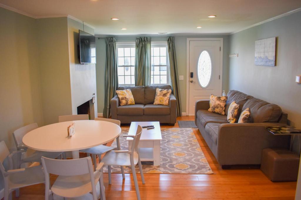 Seaside Serenity, Just A Block /0.1 Mile Away From The Beach Yarmouth Port 外观 照片
